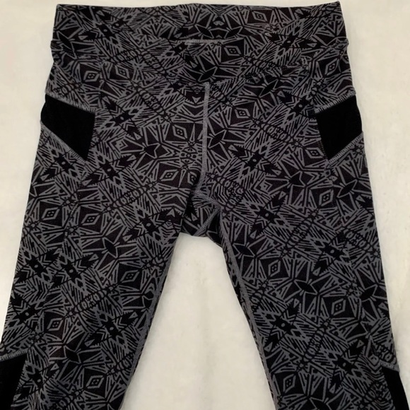 Athleta Bare To Run Knicker Cairo Cropped Capri Reflective Sonar Leggings SZ XS - Picture 3 of 12